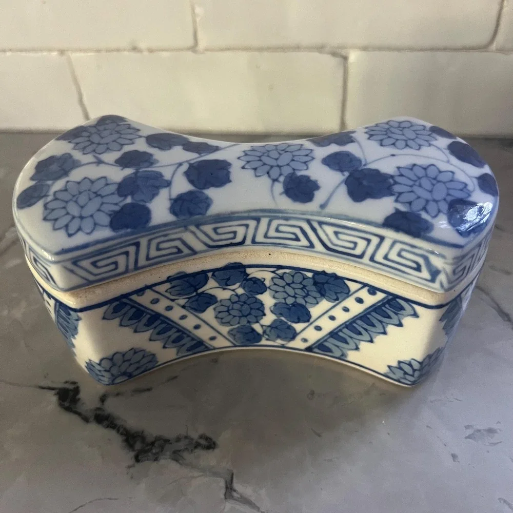 Blue & white chinoiserie bone shaped trinket box with lid